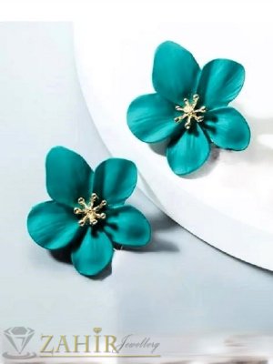 Модни метални матови обеци цветя в цвят петролено синьо с позлатени тичинки, размери 3 на 3 см, закопчаване на винт - C1032